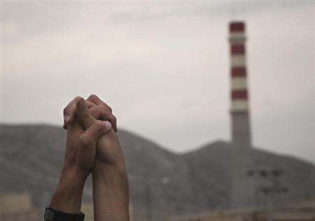 Iranian students hold up their hands as a sign of unity as they form a human chain around the Uranium Conversion Facility (UCF) to show their support for Iran's nuclear program in Isfahan, 450 km (280 miles) south of Tehran November 15, 2011. REUTERS/Morteza Nikoubazl