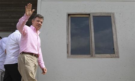 Colombia's President Juan Manuel Santos waves during the delivery of 568 new homes to families living in high-risk areas in Buenaventura, Valle, February 26, 2013. REUTERS/Jaime Saldarriaga