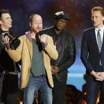 Director Joss Whedon accepts the award for Best Fight for "The Avengers" with cast members Chris Evans (L), Samuel L. Jackson and Tom Hiddleston (R) at the 2013 MTV Movie Awards in Culver City, California April 14, 2013. REUTERS/Danny Moloshok