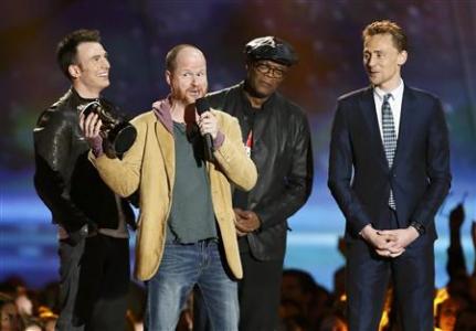 Director Joss Whedon accepts the award for Best Fight for "The Avengers" with cast members Chris Evans (L), Samuel L. Jackson and Tom Hiddleston (R) at the 2013 MTV Movie Awards in Culver City, California April 14, 2013. REUTERS/Danny Moloshok