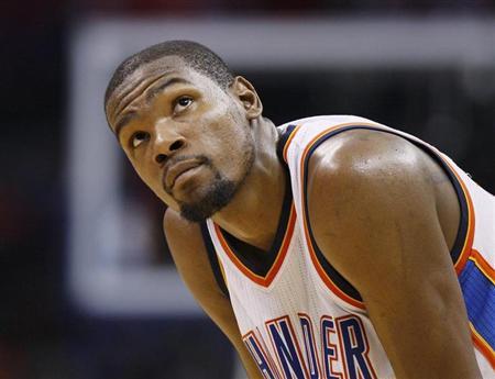 Oklahoma City Thunder forward Kevin Durant looks up at the scoreboard against the New York Knicks late is the fourth quarter of their NBA basketball game in Oklahoma City, Oklahoma April 7, 2013. REUTERS/Bill Waugh