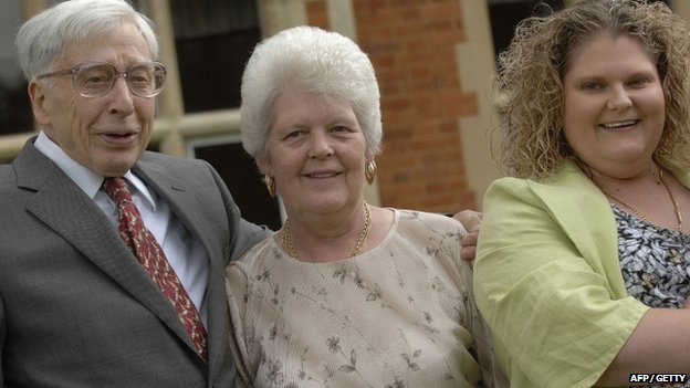Test-tube baby pioneer Sir Robert Edwards dies