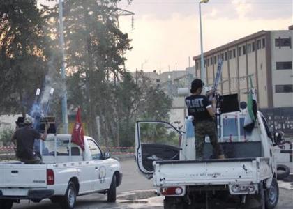 Members of the Free Syrian Army fire weapons mounted on a pick-up truck in Deir al-Zor April 14, 2013. Picture taken April 14, 2013. REUTERS/ Khalil Ashawi