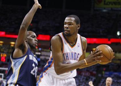 Oklahoma City Thunder forward Kevin Durant (R) is guarded by Memphis Grizzlies forward Quincy Pondexter (L) in the first half of Game 5 of their NBA Western Conference semi-final playoffs in Oklahoma City, Oklahoma, May 15, 2013. REUTERS/Bill Waugh