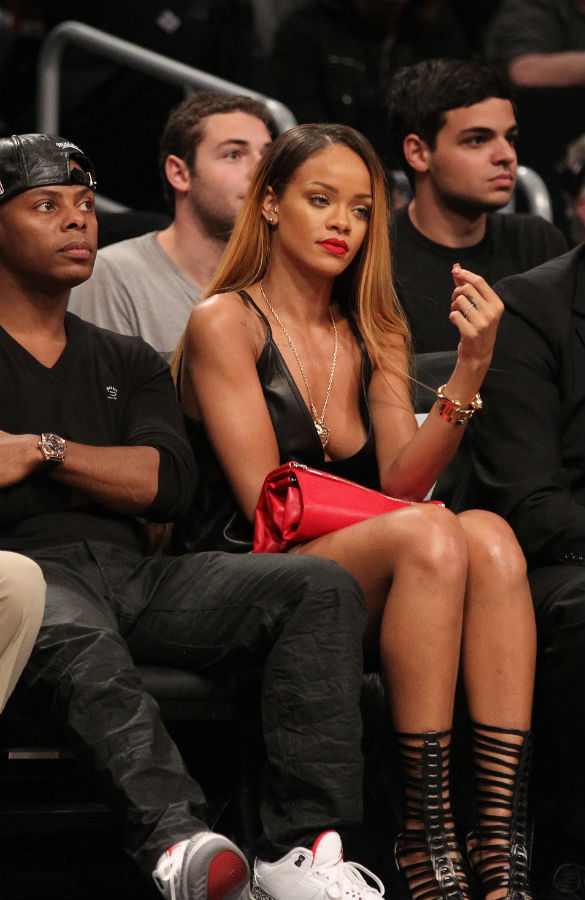 Rihanna shows off her new do courtside (Splash News)