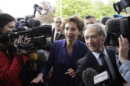 French Social Affairs and Health Minister Marisol Touraine (C) arrives at Roger Salengro hospital in Lille, May 11, 2013, where the patient with confirmed case of the SARS-like coronavirus is treated. REUTERS/Pascal Rossignol