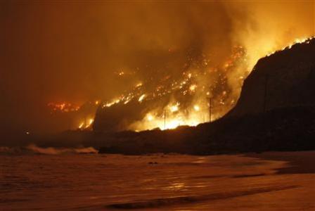 The Springs Fire rages along the Pacific Ocean north of the Ventura County Line May 2, 2013. REUTERS/Jonathan Alcorn