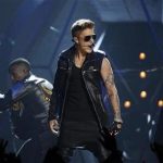 Singer Justin Bieber performs during the Billboard Music Awards at the MGM Grand Garden Arena in Las Vegas, Nevada May 19, 2013. REUTERS/Steve Marcus