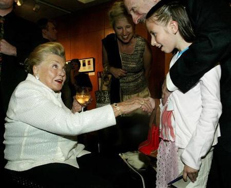 Film legend Esther Williams greets an admiring fan during a reception at the Academy of Motion Picture Arts and Sciences to screen the re-mastered digital presentation of the 1974 film, "That's Entertainment," in Beverly Hills September 17, 2004. REUTERS/Jeff Mitchell