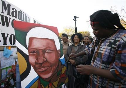 Lebani Sirinje, a Zimbabwean artist paints a portrait of former South African President Nelson Mandela, outside the Mediclinic Heart Hospital where is being treated in Pretoria, South Africa Wednesday, June 26, 2013. South Africa's president Jacob Zuma on Tuesday urged his compatriots to show their appreciation for Nelson Mandela, who is in critical condition in a hospital, by marking his 95th birthday next month with acts of goodness that honor the legacy of the anti-apartheid leader. (AP Photo/Themba Hadebe)