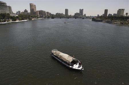 Egyptians youth dances and enjoy a Nile River cruise in Cairo June 6, 2013. Egypt will demand Ethiopia stop building a dam on one of the main tributaries of the Nile, a senior government aide said on Wednesday, ramping up a confrontation over the project that Egypt fears will affect its main source of water. REUTERS/Amr Abdallah Dalsh