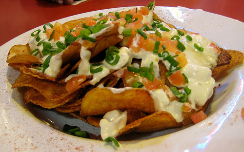 Potato chips with blue cheese dressing, green onions and tomatoes