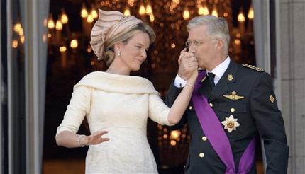 Belgium's King Philippe, right, kisses the hand of Queen Mathilde as they stand on the balcony of the royal palace in Brussels on Sunday, July 21, 2013. Philippe has taken the oath before parliament to become Belgium's seventh king after his father Albert II abdicated as the head of this fractured nation. Earlier Sunday, the 79-year-old Albert signed away his rights as the kingdom's largely ceremonial ruler at the royal palace in the presence of Prime Minister Elio Di Rupo, who holds the political power in this 183-year-old parliamentary democracy. (AP Photo/Geert Vanden Wijngaert)