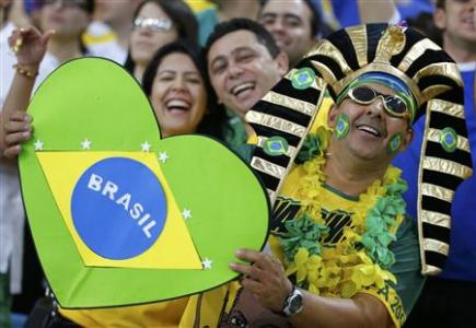 Fans of Brazil smile before the team's Confederations Cup final soccer match against Spain at the Estadio Maracana in Rio de Janeiro June 30, 2013. REUTERS/Kai Pfaffenbach