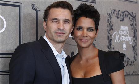 Actress Halle Berry and her partner Olivier Martinez pose at Variety's 4th Annual Power of Women event in Beverly Hills, California in this October 5, 2012 file photo. REUTERS/Mario Anzuoni/Files