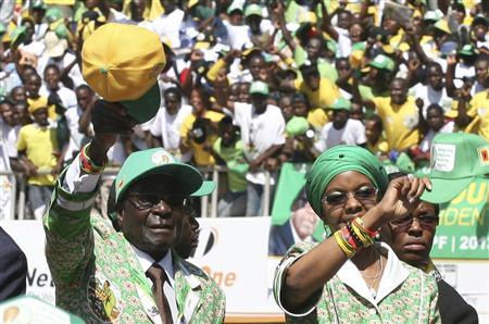 Zimbabwe's President Robert Mugabe and his wife Grace (R) arrive to address the final campaign rally of his ZANU-PF party in Harare July 28, 2013. Zimbabwe will hold general elections on July 31. REUTERS/Philimon Bulawayo