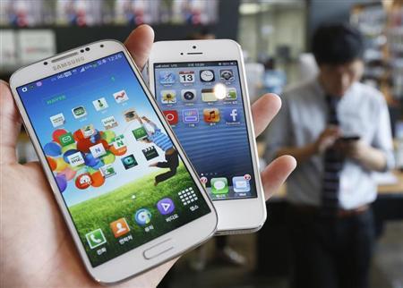 Picture illustration of Samsung Electronics' Galaxy S4 and Apple's iPhone 5 taken in Seoul