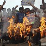 Indian protesters burn an effigy of Pakistani Prime Minister Nawaz Sharif