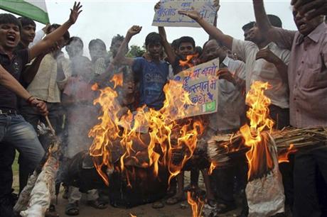Indian protesters burn an effigy of Pakistani Prime Minister Nawaz Sharif