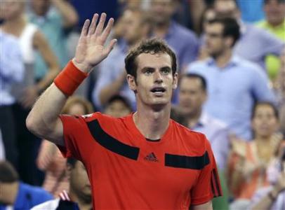 Andy Murray of Britain waves to the crowd after defeating Michael Llodra of France at the U.S. Open tennis championships in New York, August 28, 2013. REUTERS/Shannon Stapleton