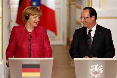 France's President Francois Hollande (R) and German Chancellor Angela Merkel attend a joint news conference at the Elysee Palace in Paris, May 30, 2013. REUTERS/Charles Platiau