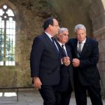 President Gauck and President Hollande hold hands with survivor Robert Hebras
