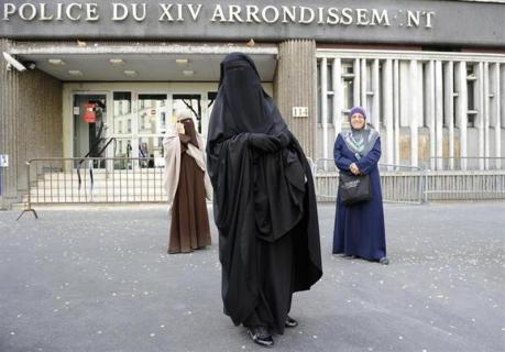 Nayet (C), wearing a Burqa, and Kenza Drider (L), a French Muslim of North African