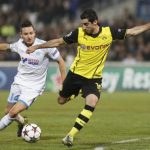 Olympique Marseille's Thauvin challenges Borussia Dortmund's Grosskreutz during their Champions League soccer match in Marseille