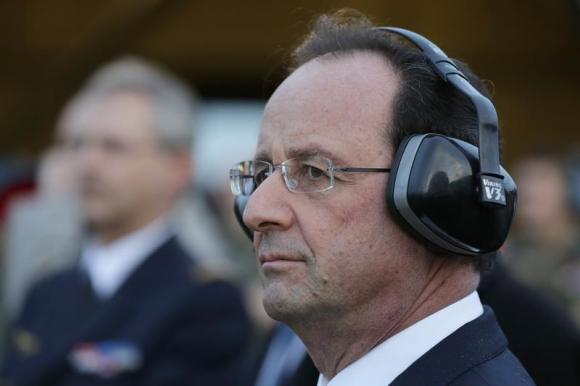 French President Hollande watches a Mirage 2000-5 who taxis out of his hangar during a visit to the Creil military airbase as he presents New Year wishes to the French Army in Creil