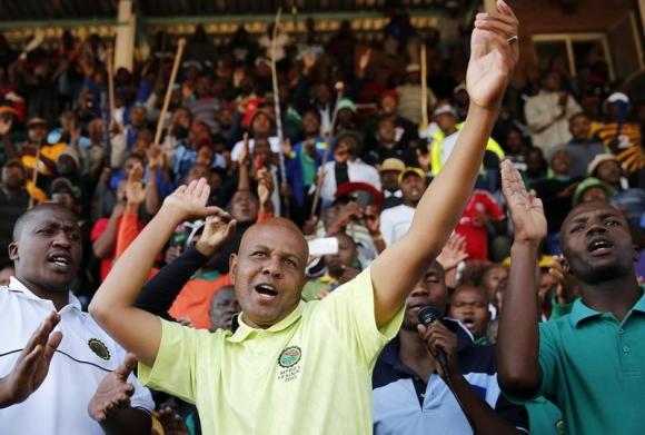 President of South Africa's Association of Mine workers and Construction Union Joseph Mathunjwa sings before addressing the Lonmin strikers at the Wonderkop stadium in Nkaneng township outside the Lonmin mine in Rustenburg