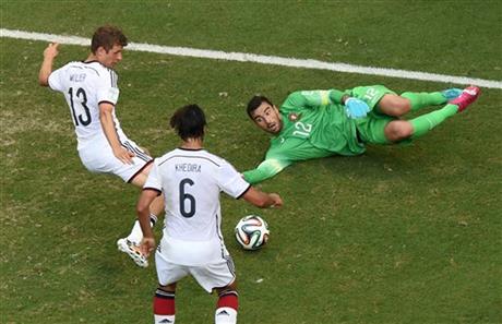 Thomas Mueller, left,