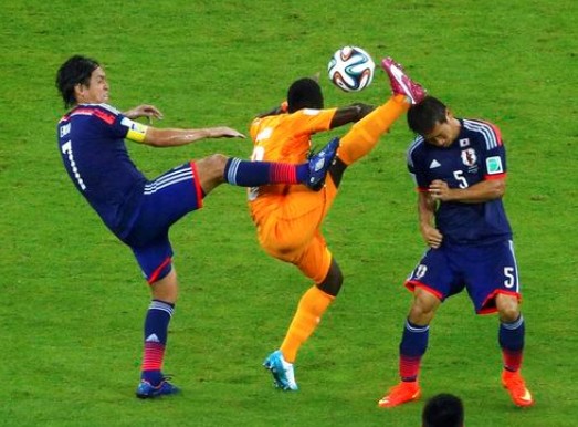 Yasuhito Endo (7) and Yuto Nagatomo, Didier Ya Konan