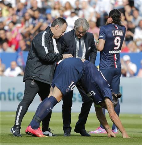 Paris Saint Germain's Zlatan Ibrahimovic, center