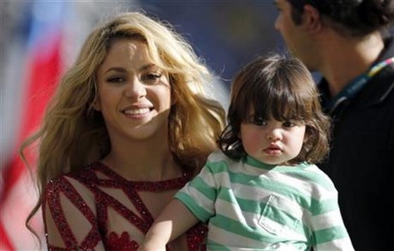 FILE - In this July 13, 2014 file photo, singer Shakira carries her son Milan after she performed during the closing ceremony prior to the World Cup final soccer match between Germany and Argentina at the Maracana Stadium in Rio de Janeiro, Brazil. The singer is pregnant with baby No. 2. Shakira made the announcement on her Facebook and Twitter pages on Thursday, Aug. 28, 2014. (AP Photo/Frank Augstein, file)