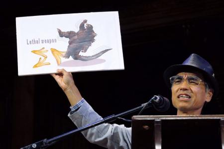 Mabuchi accepts the Physics Prize for his study "Frictional Coefficient under Banana Skin" at the 24th First Annual Ig Nobel Prizes awards ceremony at Harvard University in Cambridge