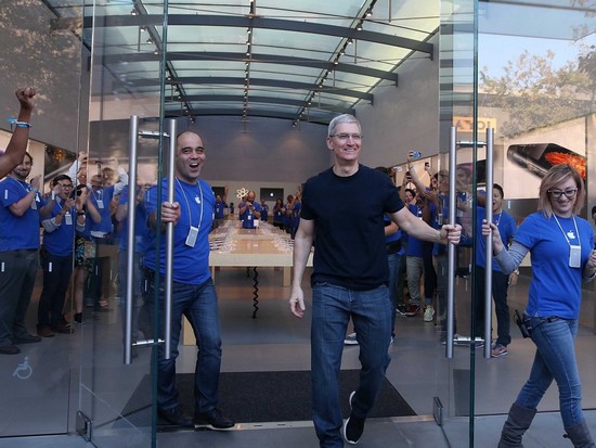 Tim Cook opens the Palo Alto Apple store