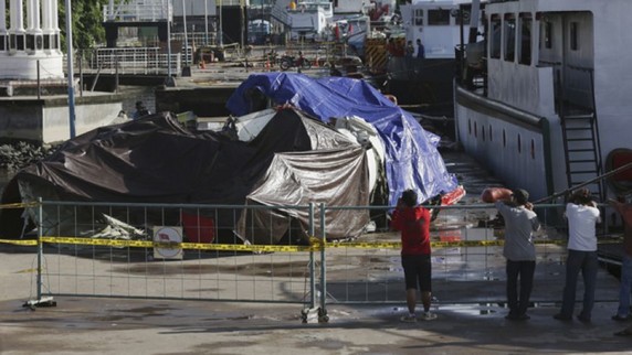 Indonesian people look at the wreckage of AirAsia Flight 8501