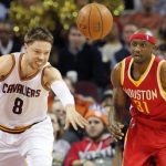 Matthew Dellavedova (L)
