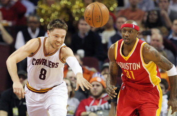 Matthew Dellavedova (L)