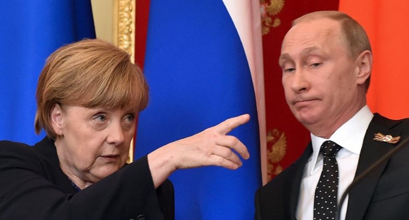 German Chancellor Angela Merkel (L) gestures as Russian President Vladimir Putin