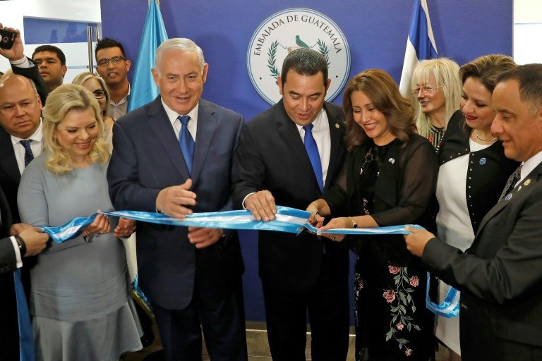 (L to R) Sara Netanyahu and her husband Israeli Prime Minister Benjamin applaud as Guatemalan President Jimmy Morales and his wife Hilda Patricia Marroquin