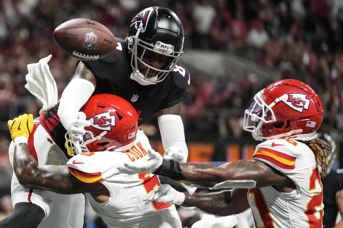 Atlanta Falcons tight end Kyle Pitts (8) misses the catch against Kansas City Chiefs safety Bryan Cook (6) during the second half of an NFL football game, Sunday, Sept. 22, 2024, in Atlanta.