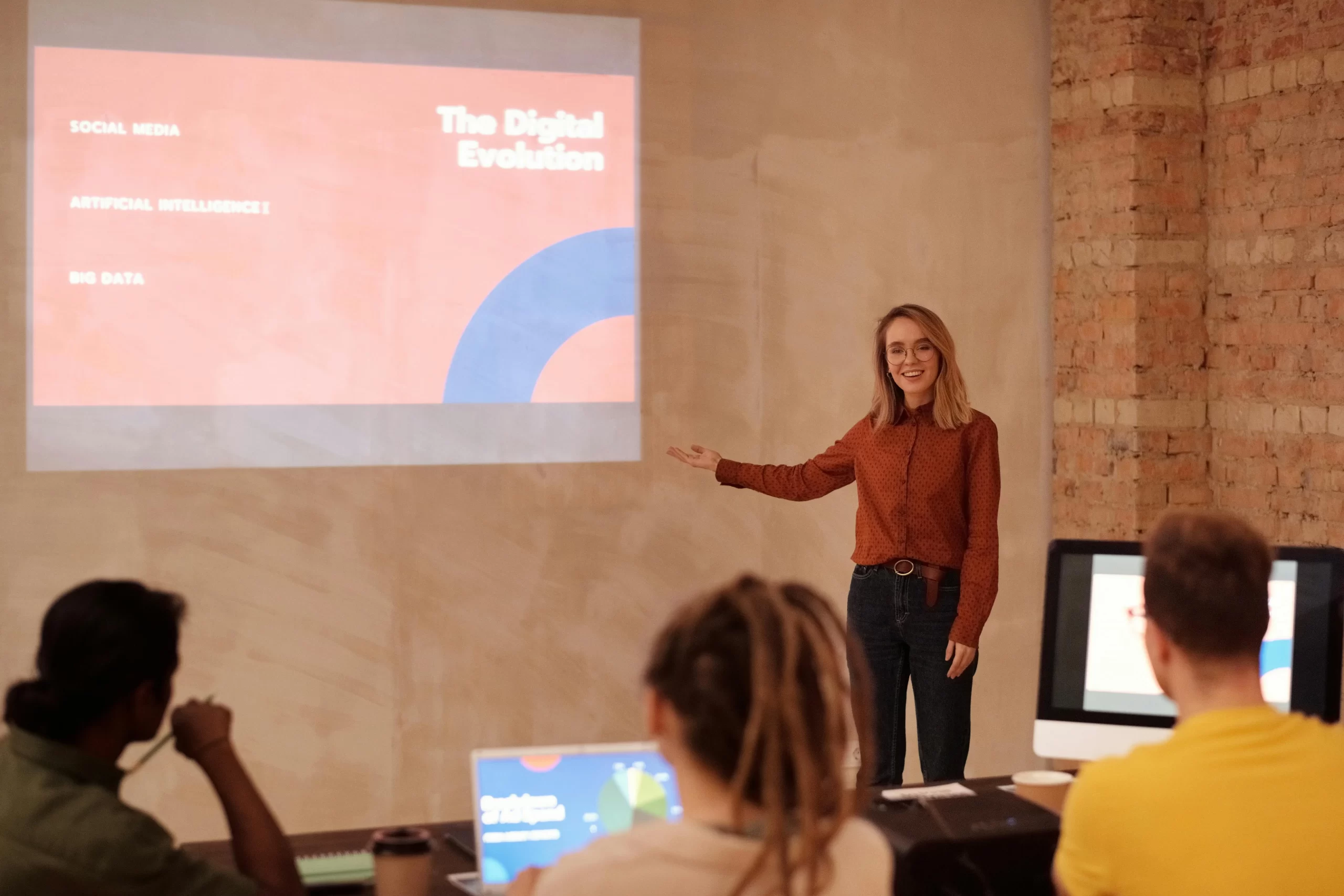 A teacher presents artificial intelligence evolution to students.