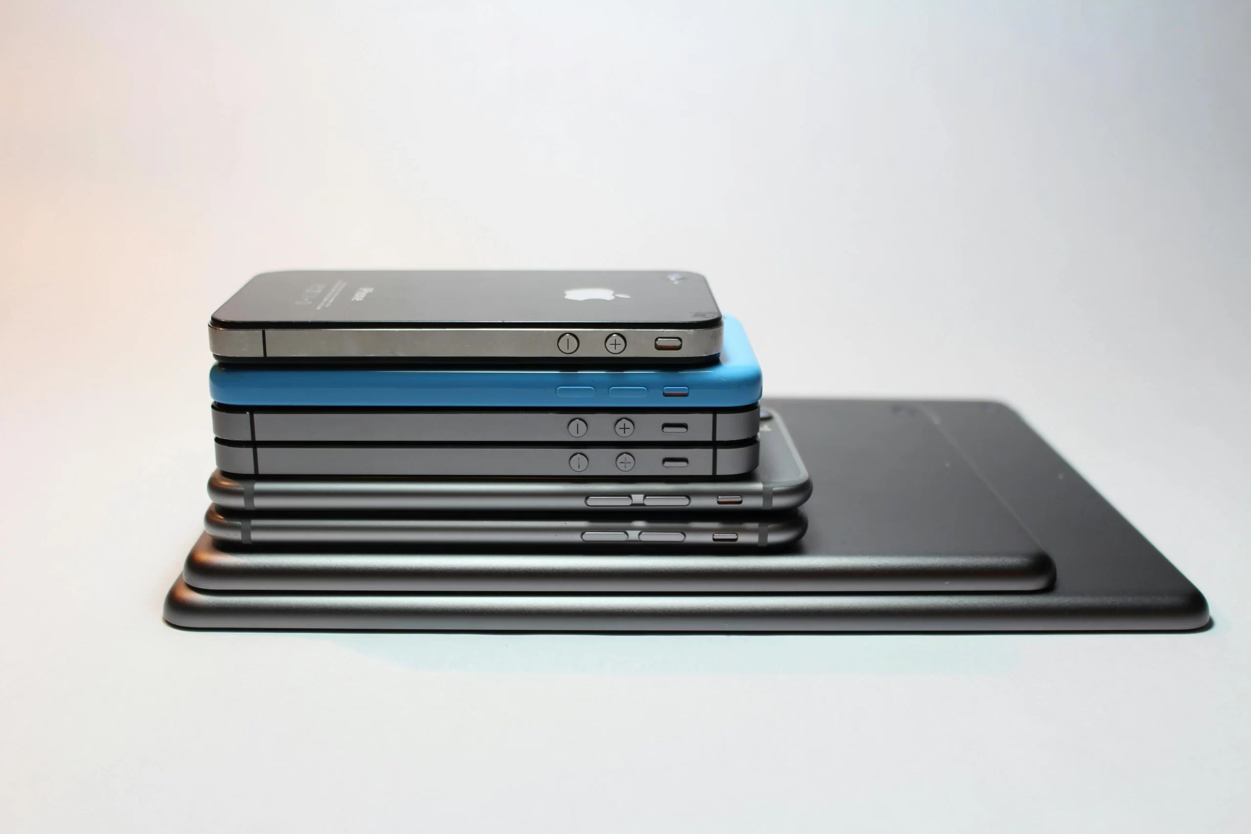 Assorted Iphone lot.