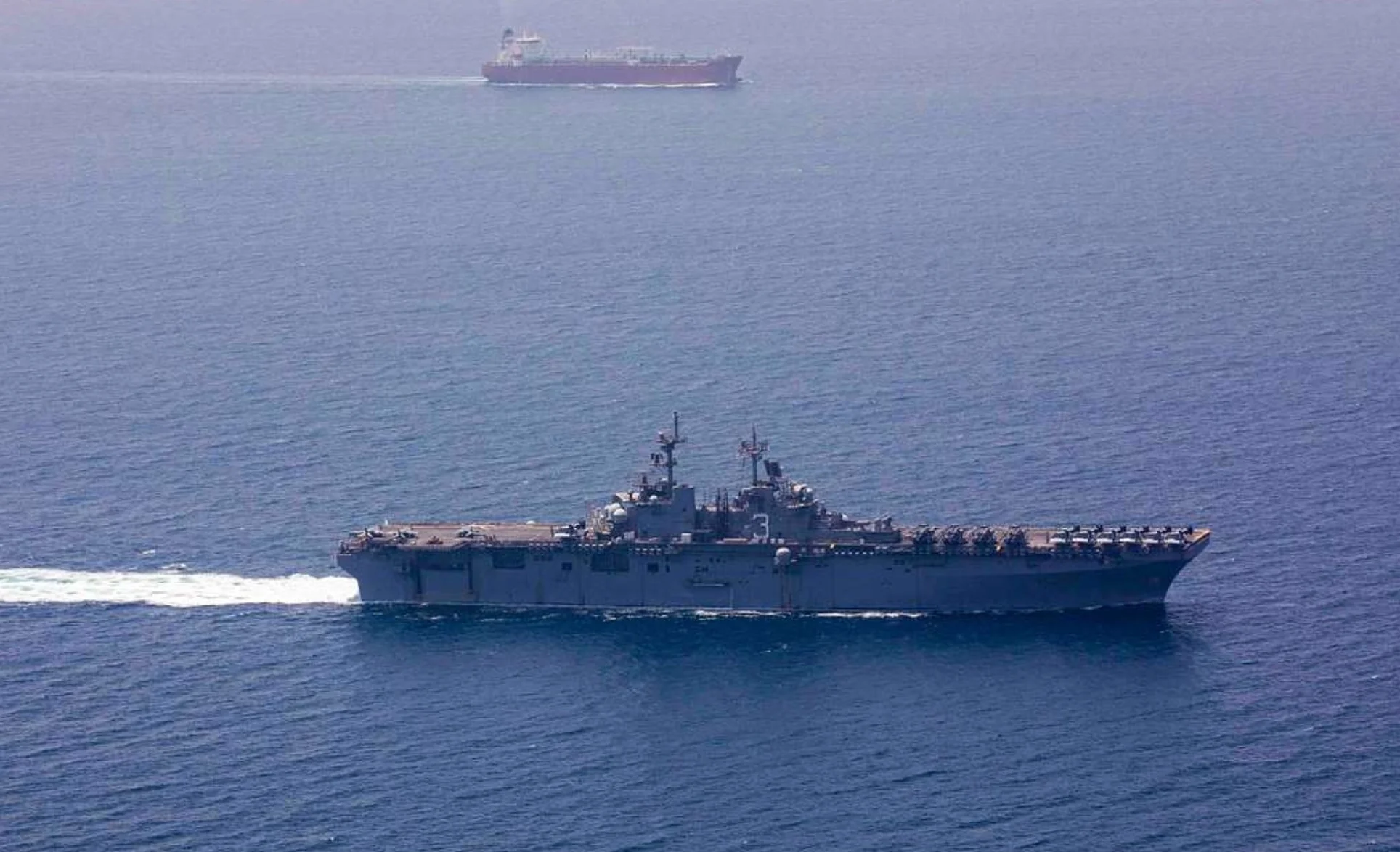 The Wasp-class amphibious assault ship USS Kearsarge (LHD 3) transits the Strait of Hormuz.