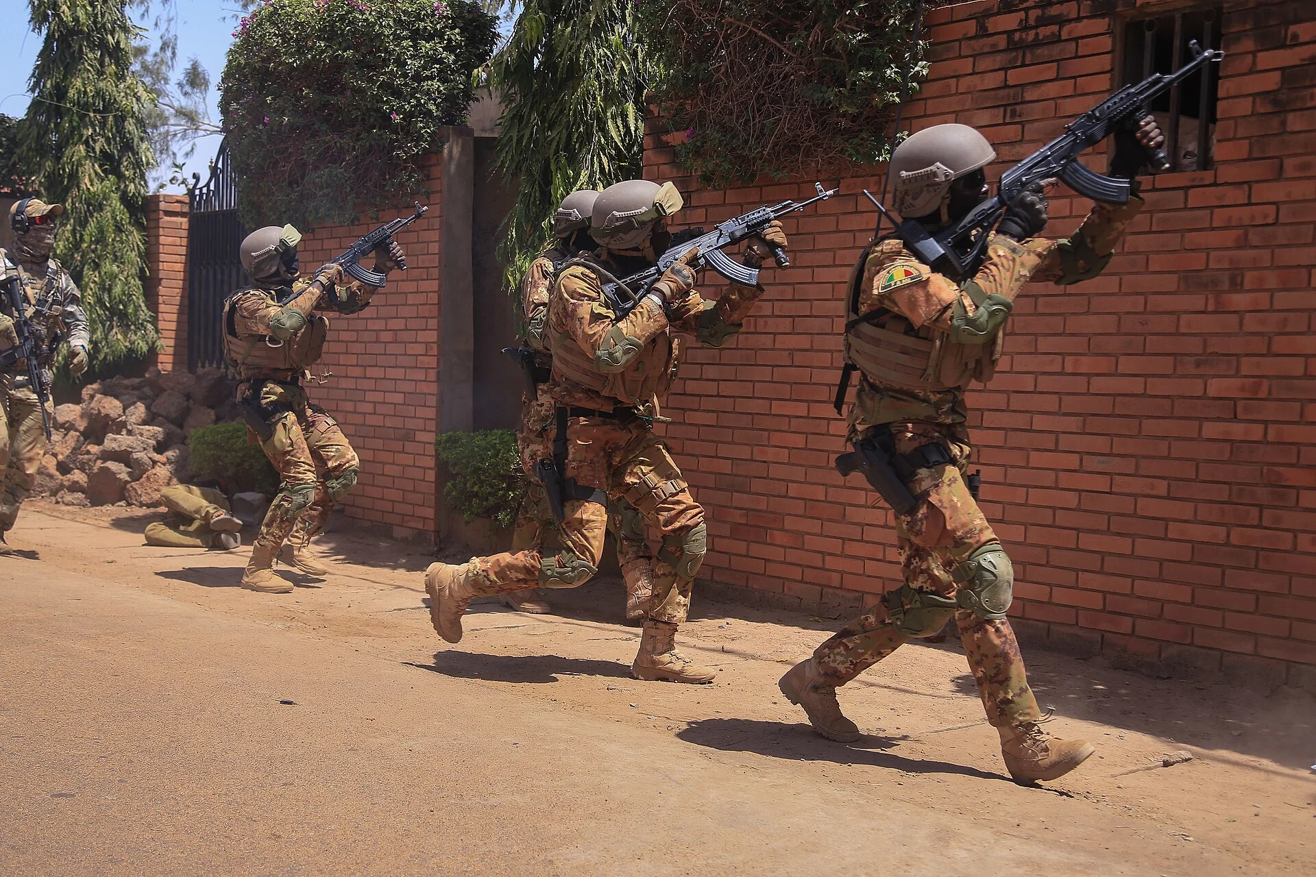 Malian soldiers conducting close combat battle drills.