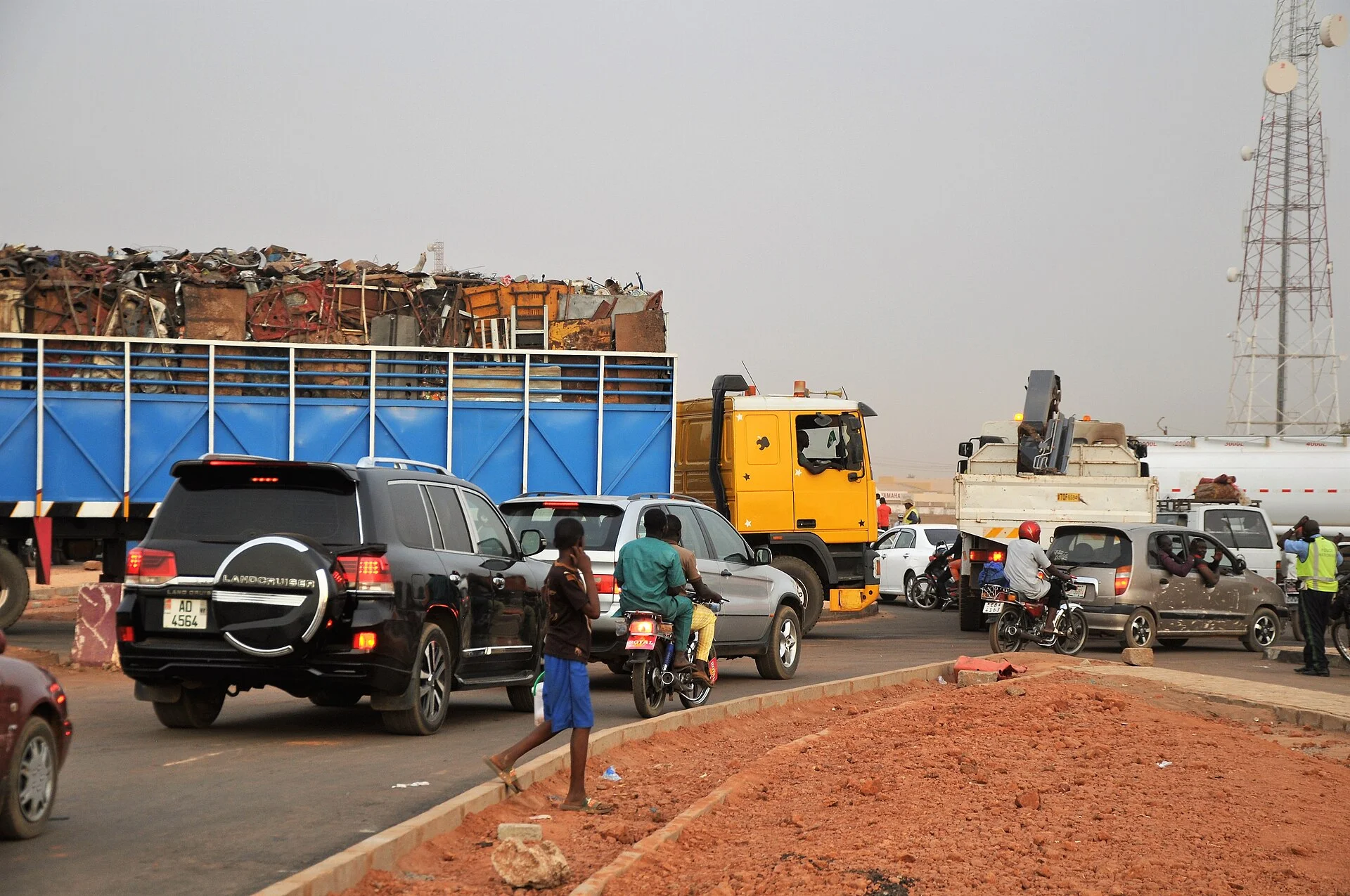 Traffic congestion on the airport road (Boulevard du 15 Avril, Rue ZI-14) in Niamey, Niger.